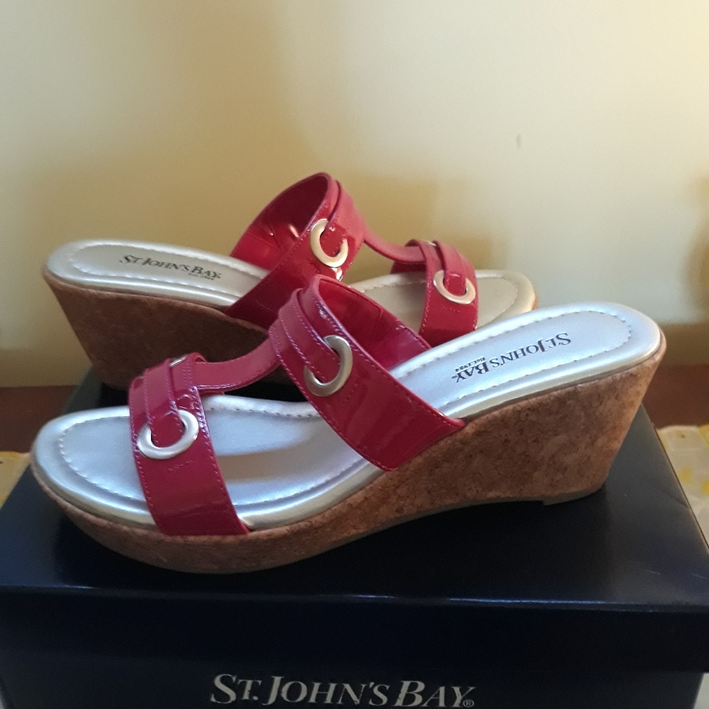 ST. JOHN'S BAY PINK PATENT LEATHER SANDALS